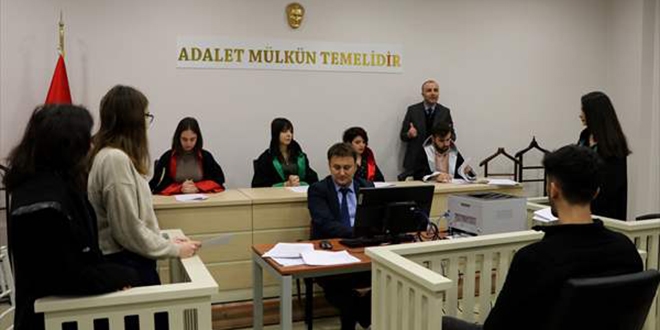 Kariyer fuarında öğrencilerin ilgisini en çok 'duruşma salonu' çekti