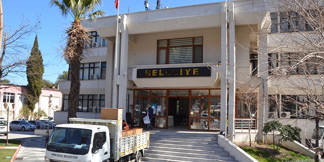 Depremde kolonları çatlayan belediye binası boşaltılıyor
