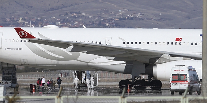 �ran'dan gelen u�akta yolcular tart��m��: Kum'dan gelenler binmesin