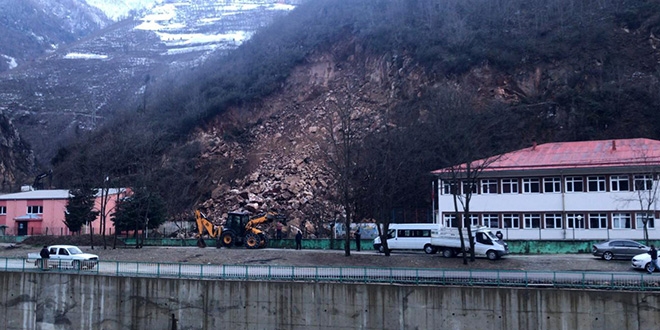 Dağdan kopan kayalar okulun bahçesine düştü