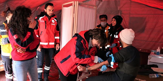 Depremzedelerin yaralar� sahra hastanelerinde sar�l�yor