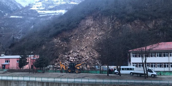 Bahçe duvarı heyelandan zarar gören okulda eğitime ara
