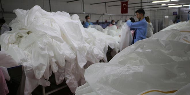 Koronavirüs için medikal tulum üretti, siparişlere yetişemiyor
