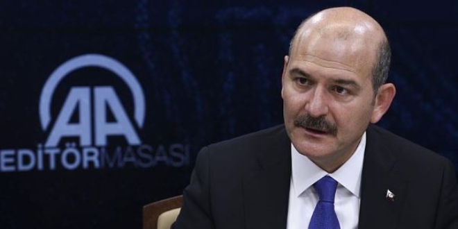 İçişleri Bakanı canlı yayında gözyaşlarını tutamadı