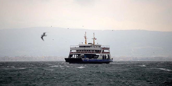 Çanakkale'de feribot, denizde oluşan kum adasına oturdu
