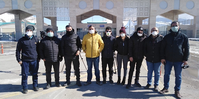 Gazetecilerden korona vir�s�ne kar�� maskeli �nlem