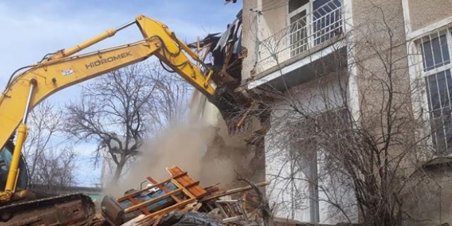 Malatya'da ar hasarl evler kontroll ekilde yklyor