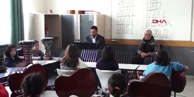 K�y okuluna yap�lan m�zik s�n�f�nda enstr�manl� ders