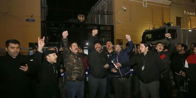 İdlib'teki saldırı Rusya'nın İstanbul Başkonsolosluğu önünde protesto edildi
