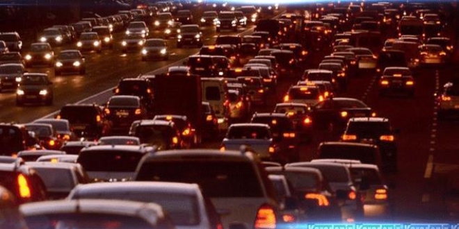 Trafikte tart��t��� kad�n�n ba��rt�s�ne sald�rd�