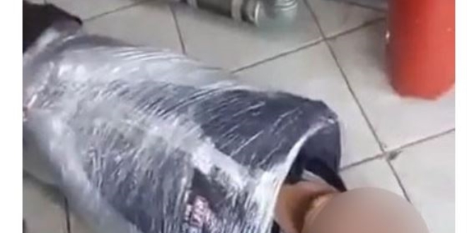 Engelli genci stre� filme sar�p, tekme-tokat atm��lard�