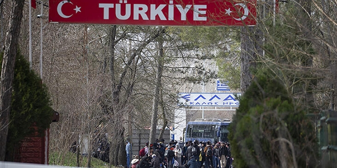 Yunanistan, sınırını otobüsle kapattı
