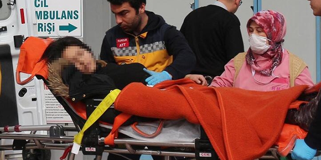 Liseli gen� k�z b��a�� kendi karn�na saplad�