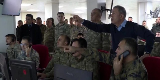 Bakan Akar'ın 'Şunu vurun' dediği an!
