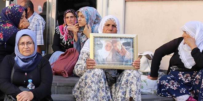 Diyarbakr annelerinin oturma eylemine bir aile daha katld