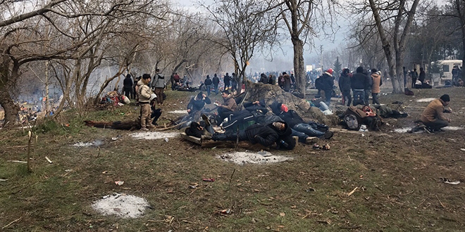 Düzensiz göçmenlerin sınırdaki bekleyişi sürüyor