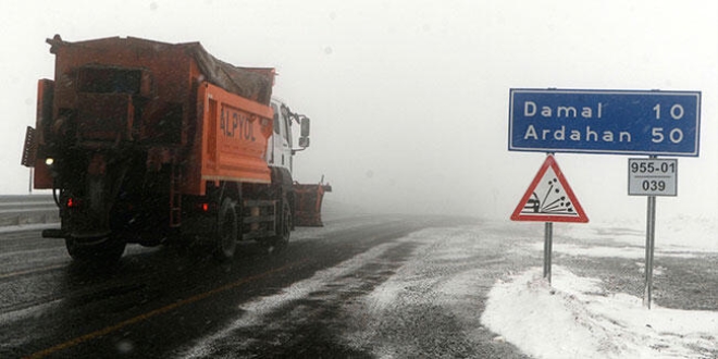 Ardahan ile Kars'ta kar ya etkili oluyor