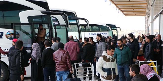 Edirne'ye gitmek isteyen Suriyeliler otogarda bekliyor