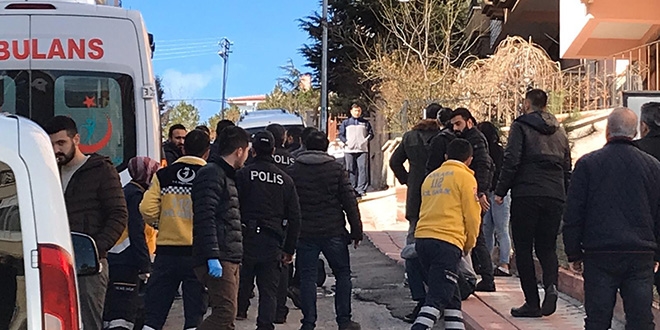 Karısını öldürüp, çocuğunun yanında kendini vurdu