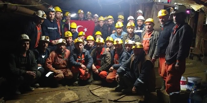 Üç aydır maaşlarını alamayan işçiler madenden çıkmıyor