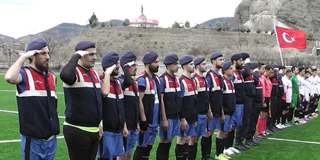 Futbolcular sahaya bere ve askeri üniformayla çıktı