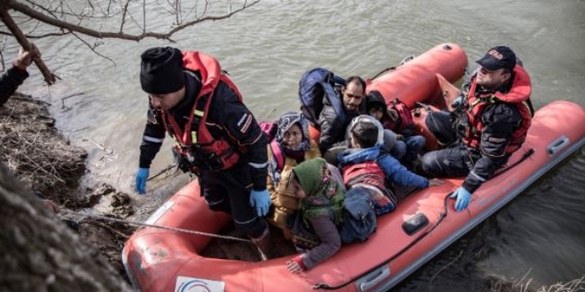 Meriç Nehri'nde mahsur kalan göçmenleri AFAD kurtardı