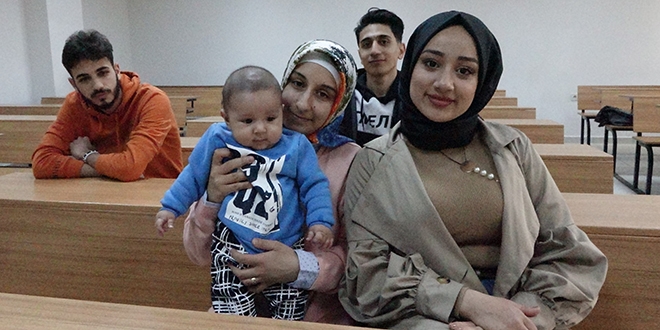 3 buçuk aylık bebeği ile üniversite sıralarında ders görüyor