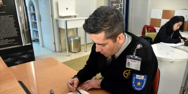 Güvenliğini sağladığı kütüphanede 'tesadüfen' kara kalem yeteneğini keşfetti