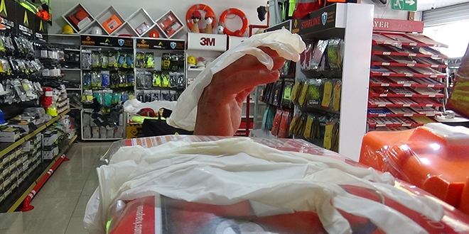Koronavirüsü tıbbı eldiven ve tulumu da karaborsaya düşürdü