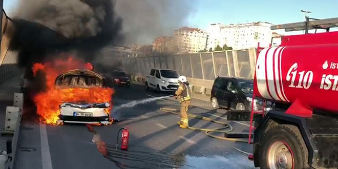Hali Kprs'nde ara yangn: Trafik fel oldu
