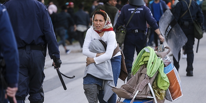 Midilli'de polis ile düzensiz göçmenler arasında gerginlik
