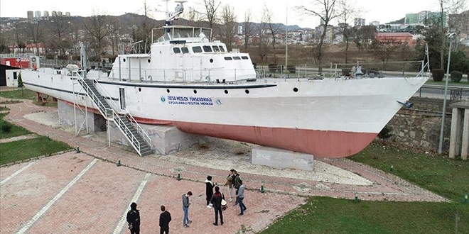 Üniversite öğrencileri hurda gemide mesleğe hazırlanıyor
