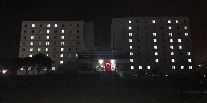 Kız öğrenciler yurt ışıkları ile 'İdlib' yazdı