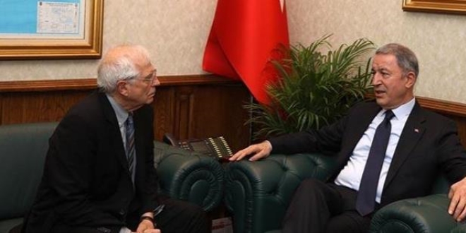 Bakan Akar AB Komisyonu Başkan Yardımcısıyla bir araya geldi