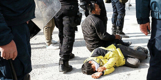 Yunanistan'da çocukları bile dövüyorlar