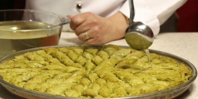 Madımak lokumu ve baklavası damak çatlatıyor