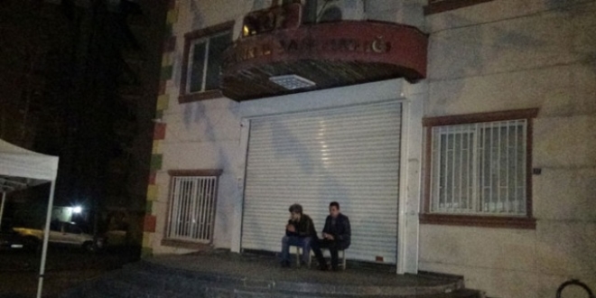 HDP önünde evlat nöbeti tutan aileler gece nöbetine başladı