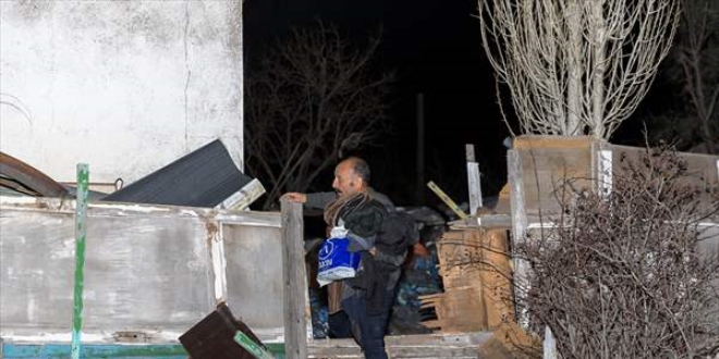 Yangında mahsur kalan 6 kişiyi 'bekçiler' kurtardı