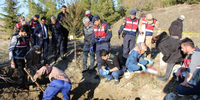 8 yıldır aranan Ahmet'i, babası baltayla öldürüp avluya gömmüş