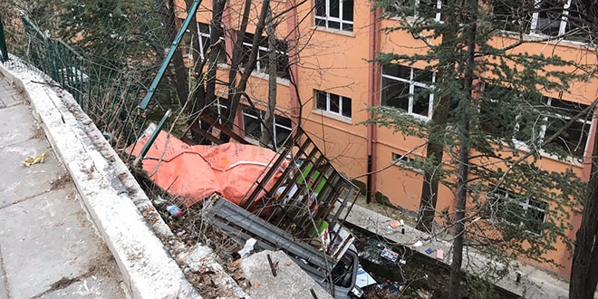 Ankara'da kamyonet okul bahçesine uçtu: 3 yaralı