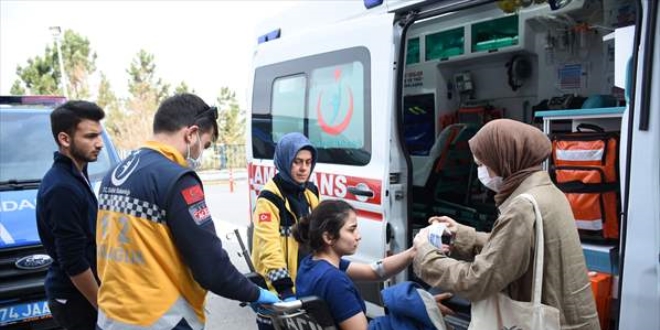 Bartın'da gıda zehirlenmesi şüphesiyle 107 öğrenci hastaneye kaldırıldı
