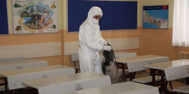 Okullar, meslek liselerinde retilen dezenfektanlarla temizlendi