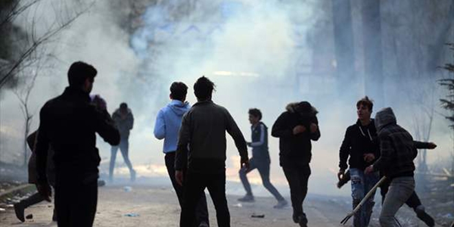 Yunanistan, sığınmacılara gaz bombası ve tazyikli suyla müdahale etti