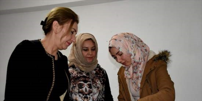 Irak'ta avukatlık yapan kadın Kırşehir'de saçlara fön çekiyor
