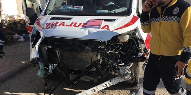 Konya'da ambulans trla arpt: 3 personel yaral