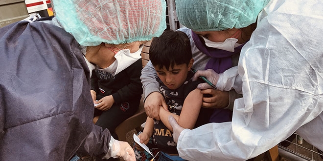 Edirne'deki sığınmacı çocuklara aşı yapılıyor