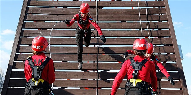 Kad�n subaylar hem vatan� koruyor hem hayat kurtar�yor