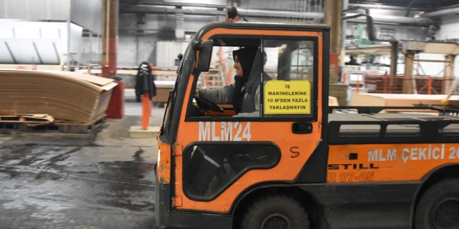 Bu fabrikanın operatörlerin tamamı kadınlardan oluşuyor