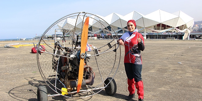 O Türkiye'nin tek kadın paratrike pilotu