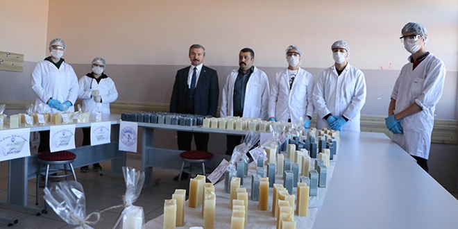 Fabrika gibi okul, öğrenciler öğrenirken para kazanıyor
